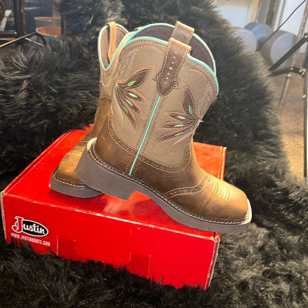 Justin Nettie Water Buffalo Square Toe Boots           *DIFFERENT SIZES*